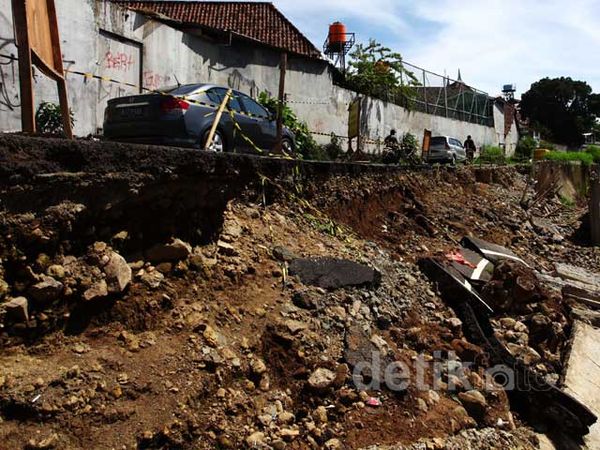 Jalan Inspeksi Ciliwung Lama Longsor