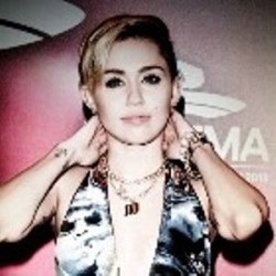 Tampil Sopan, Miley Cyrus Diejek Sebagai Peramal