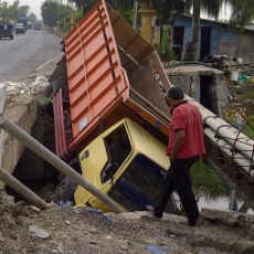 Jalan Menyempit, Truk Muat Kayu Nyungsep ke Sungai