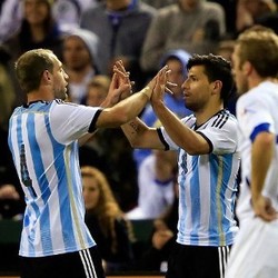 Dua Gol Aguero Antar Argentina Kalahkan Bosnia