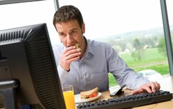 Karyawan yang Makan Siang di Meja Kerja Berpotensi Lebih Gemuk