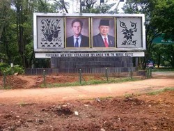  5 Palem yang Halangi Billboard Foto SBY akan Diganti Pohon Kecil