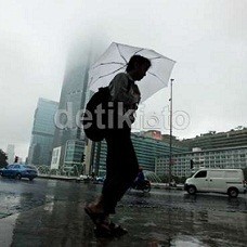 BMKG: Angin Kencang Landa Jakarta Hingga Desember