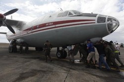 Prasarana Bandara Tacloban Rusak, Pesawat Didorong Manual