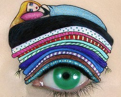 Unik! Wanita Ini Percantik Mata dengan Lukisan Sushi Hingga Putri Tidur