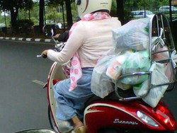 Gaya Ibu Muda Belanja Bulanan Naik Motor