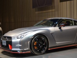 Nissan: GT-R Nismo Mobil Super Cepat
