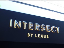 Ngopi Sambil Memandangi Mobil Sport