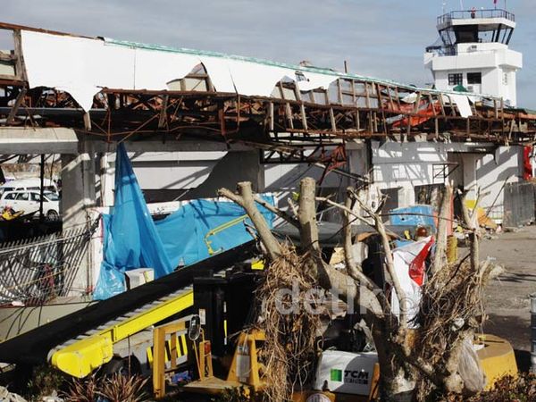 Bandara  Tacloban Luluh Lantak