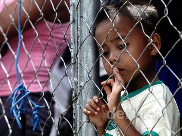 Pesawat Kurang, Pengungsi Menumpuk