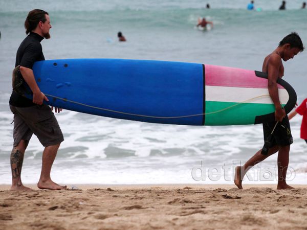Menikmati Pantai Kuta