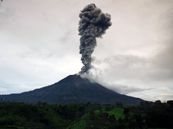 Abu Sinabung Selimuti Desa Brastepu
