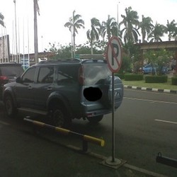 Duh! Masih Saja Banyak Mobil Parkir Sembarang di Bandara Soetta