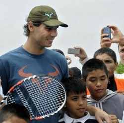 Saat Rafael Nadal Berbagi Ilmu Tenis di Sebuah Kawasan Kumuh