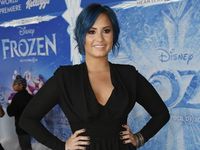Rambut Biru Demi Lovato
