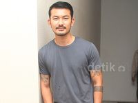 Tampil Casual, Rio Dewanto Tetap Cool