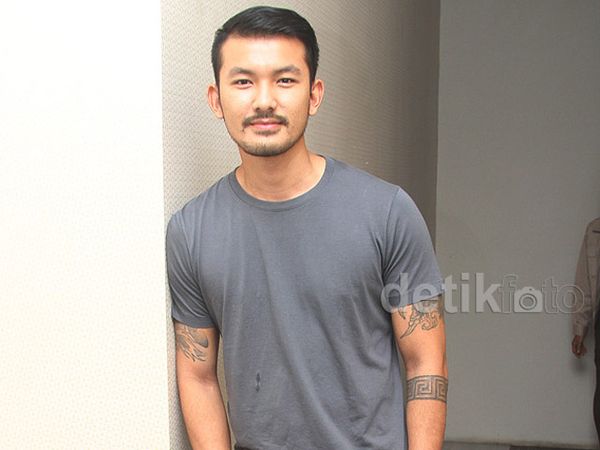 Tampil Casual, Rio Dewanto Tetap Cool