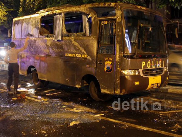 Bus Polda Jatim Terguling di Wonokromo