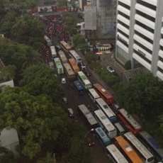 Konvoi Ribuan Buruh Macetkan Jalan Protokol Surabaya