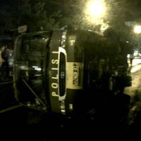 Bus Polda Jatim Berisi Puluhan Anggota Sabhara Terguling di Wonokromo