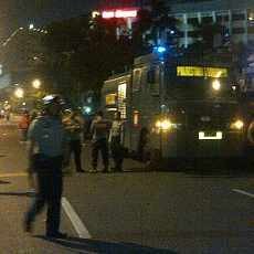  Polisi Ancam Bubarkan Paksa Ribuan Buruh di Depan Grahadi