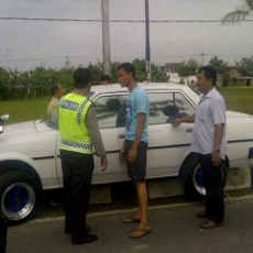 Ban Meletus, Toyota Corolla Parkir di Tengah Pembatas Jalan