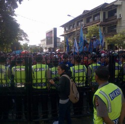 Demo Buruh Ricuh, Pagar Gedung DPRD Bandung Ambruk