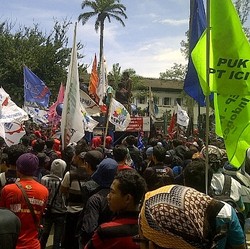 Tolak Upah Murah, Seribuan Buruh Geruduk Gedung Sate 