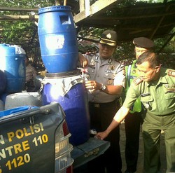 Polisi Gerebek Pabrik Tuak Cap Binaraga di Bandung