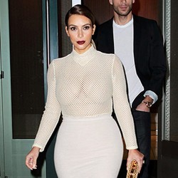 Kim Kardashian Superseksi dengan Baju Jaring