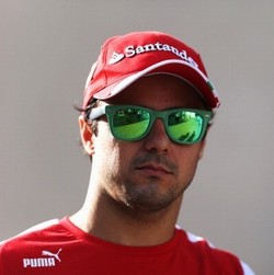 Massa Bersiap Jalani Balapan Sarat Emosi 