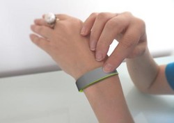 Pasangan Bisa Bersentuhan Walau Berjauhan dengan Gelang Ini