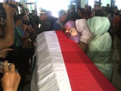 Duka Keluarga Korban Heli MI-17, Istri Lettu Rohmad Histeris Memeluk Peti