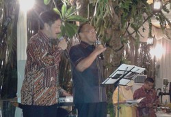 Jelang Rapimnas, Ical Pilih Karaoke Bareng Kader Golkar