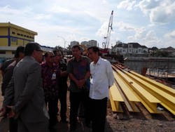 Kunjungi Tanggul Muara Baru, Mobil Jokowi Dikerubuti Puluhan Warga