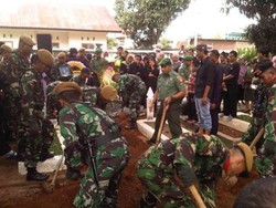 Pengibaran Bendera Setengah Tiang Iringi Pemakaman Pilot Heli MI-17