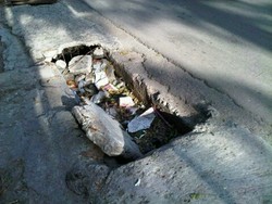 Trotoar di Sudut Cempaka Putih: Penuh Sampah dan Ketutup PKL