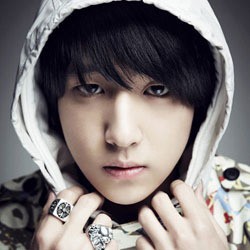 5 Idola KPop Pria Ini Seksi Bersuara Berat