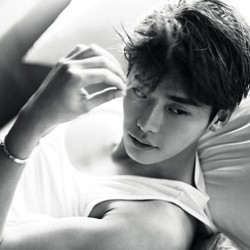 Lee Jong Suk Bosan Peran Anak Sekolah di Drama TV