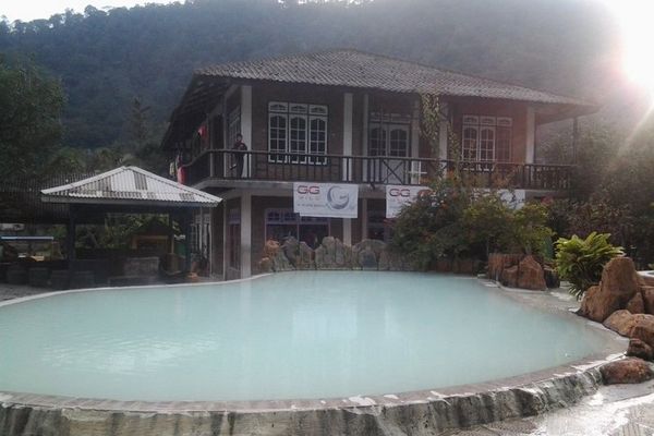 Nikmatnya Berendam Air Panas di Berastagi