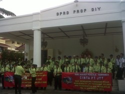 5 Tahun Tak Naik Gaji, Kru Bus Trans Jogja Demo DPRD DIY