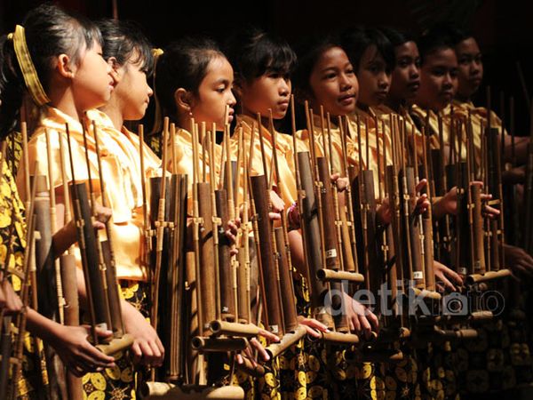 Siswa SD Unjuk Kebolehan Bermain Angklung