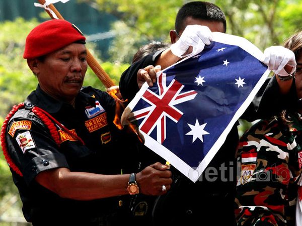 Pendemo Bakar Gambar Bendera Australia