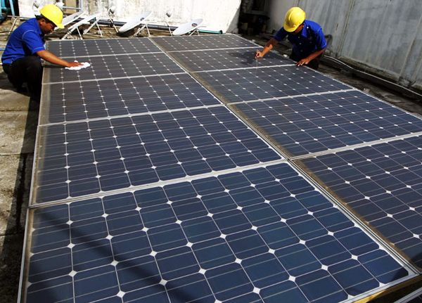 Merawat Panel Tenaga Surya