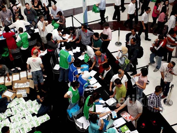 Peserta Lari SCHMI 2013 Serbu Perlengkapan Lomba