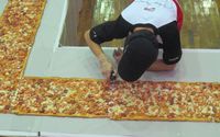 Rangkaian Pizza Sepanjang 250 Meter Buatan Pizza Hut Berhasil Pecahkan Rekor MURI