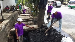 Bergelut dengan Comberan, Tim Ungu Bahagia Digaji Rp 9 Ribu per Jam 