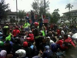 Tembang Ska Kobarkan Semangat Buruh Demo Tolak Upah Murah di Gedung Sate