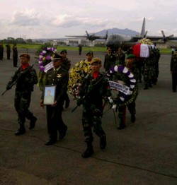 Jenazah Kapten Wahyu Disambut Upacara Militer di Bandara Husein