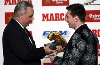     Hristov Stoickhov (kiri) menyerahkan Sepatu Emas kepada Messi (kanan) di Barcelona, Rabu (20/11/2013) waktu setempat. Reuters/Albert Gea.